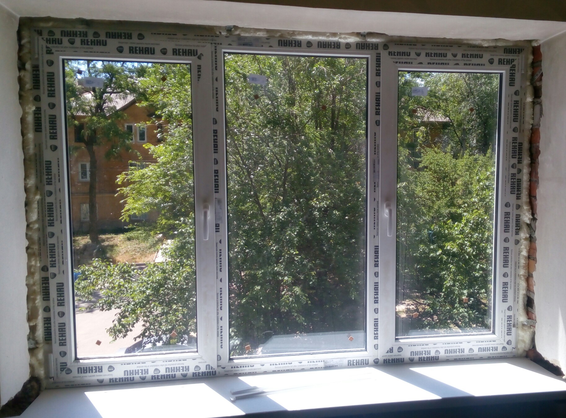 Трехсворчатое окно Рехау